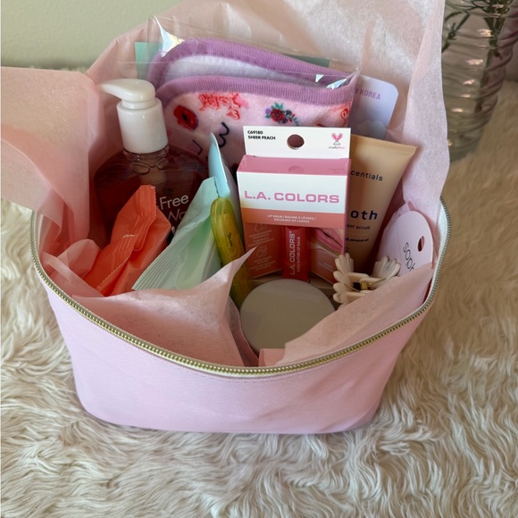 14 piece Pink Cosmetic and Skincare set - Picture 3 of 8